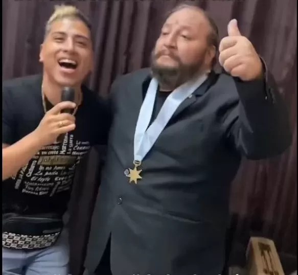 El abogado Ricardo Franco se mostró agradecido por el gesto del cantante/ Foto: Captura Tiktok John Kelvin