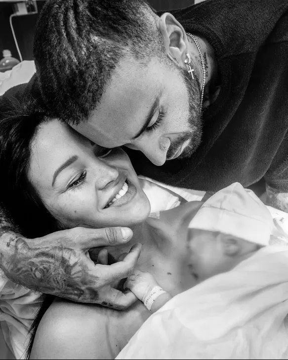 Angie Arizaga y Jota Benz se convirtieron en padres el 9 de agosto / Instagram