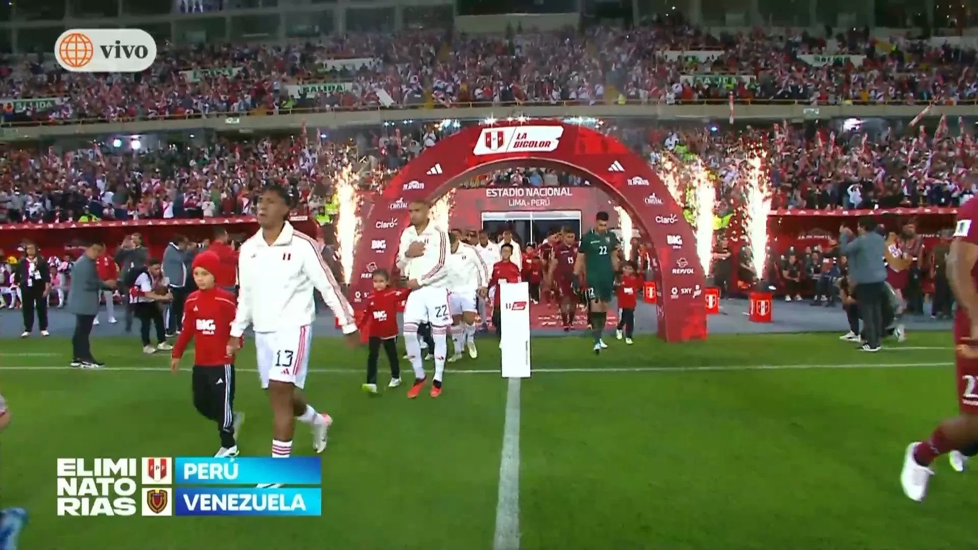 Liam ingresando a la cancha del Estadio Nacional junto a Renato Tapia. Fuente: AméricaTV