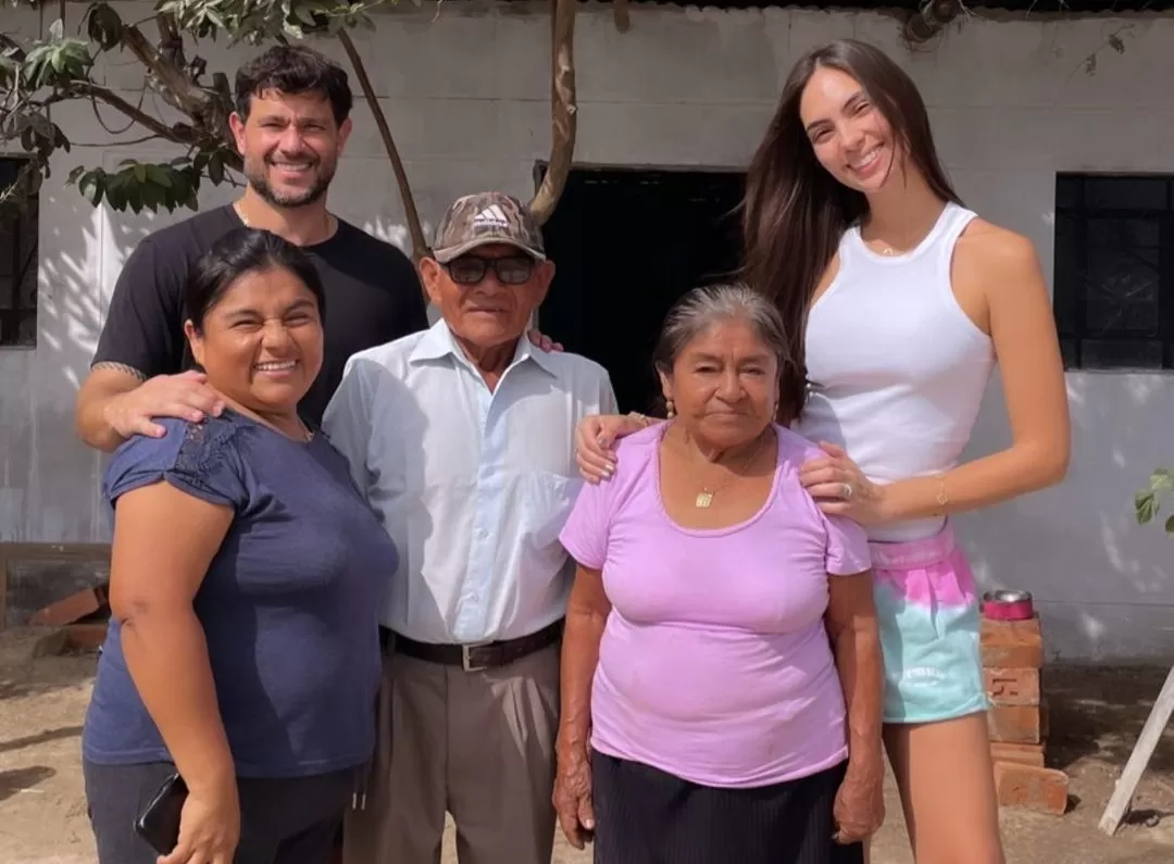 Los Eskenai Vértiz posaron felices al lado de la familia de su querida Rosmery 'Boufi' / Foto: IG Natalie Vértiz