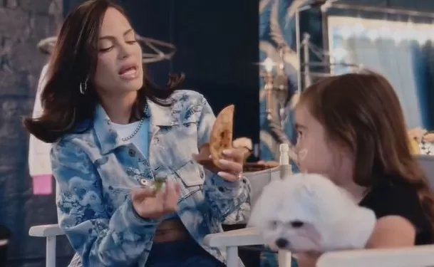 La pequeña Vida Isabelle, de 4 años, también aparece en el video / Captura