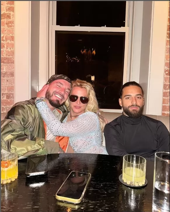 El último Jueves Maluma publicó esta fotografía al lado de Britney Spears y J Balvin todos pensaron que cantarían juntos, pero la realidad detrás de la foto es otra/ Foto: Instagram