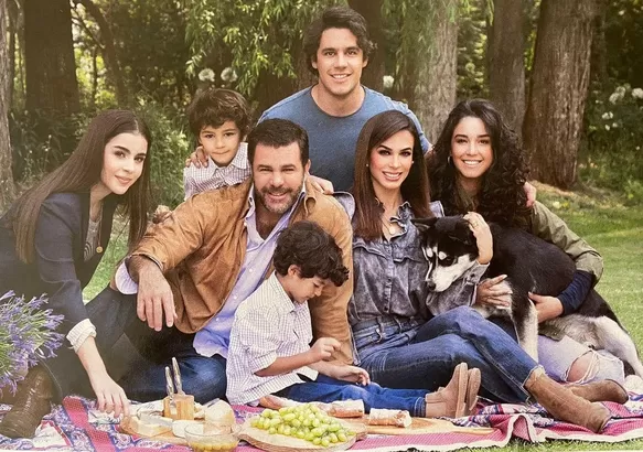 Biby Gaytán y Eduardo Capetillo con sus hijos / revista Hola 