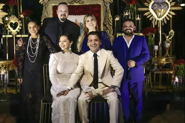 Christian Nodal y Ángela Aguilar con sus respectivos padres en el día de su boda. Fuente: Instagram
