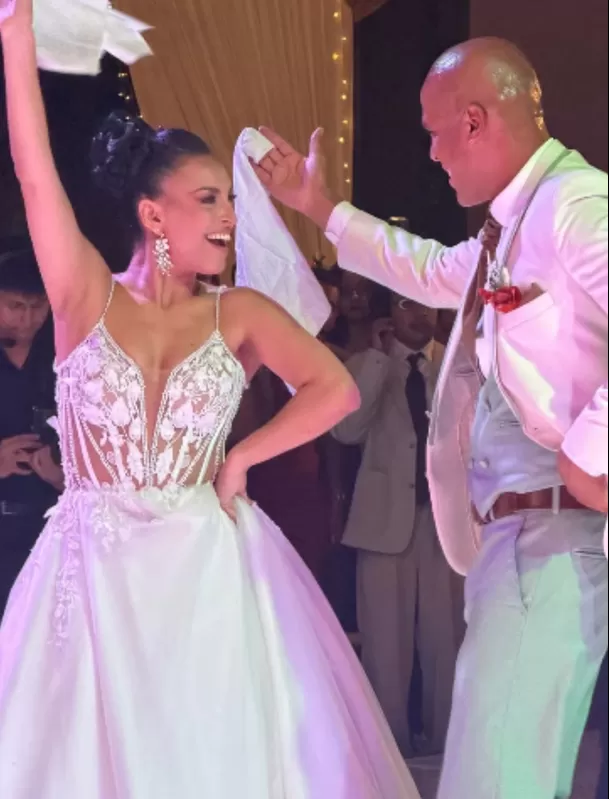 La novia avanzaba emocionada junto a su padre cuando un inesperado traspié casi le juega una mala pasada antes de dar el esperado "sí, acepto" Foto: Instagram @nubelavaud La novia avanzaba emocionada junto a su padre cuando un inesperado traspié casi le juega una mala pasada antes de dar el esperado "sí, acepto" Foto: Instagram @nubelavaud