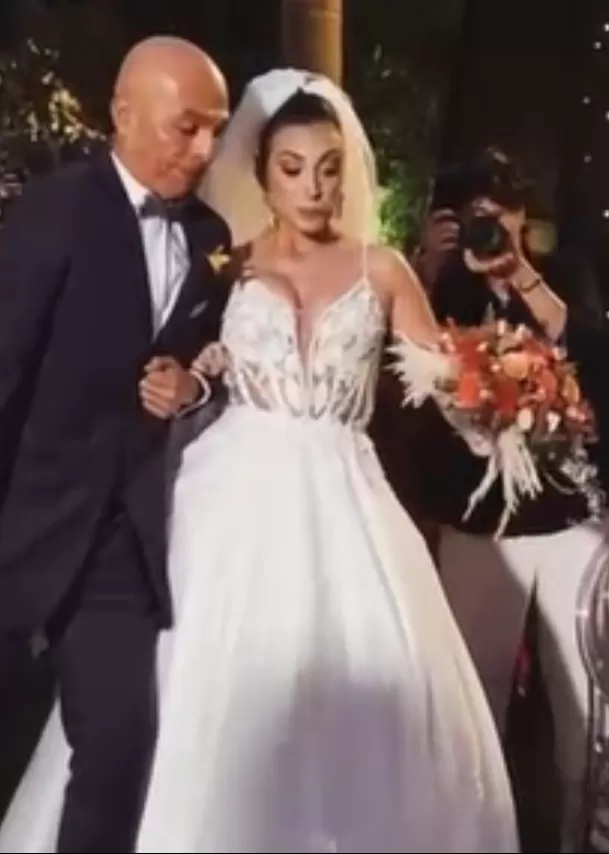 La novia avanzaba emocionada junto a su padre cuando un inesperado traspié casi le juega una mala pasada antes de dar el esperado "sí, acepto" Foto: Instagram @nubelavaud La novia avanzaba emocionada junto a su padre cuando un inesperado traspié casi le juega una mala pasada antes de dar el esperado "sí, acepto" Foto: Instagram @nubelavaud