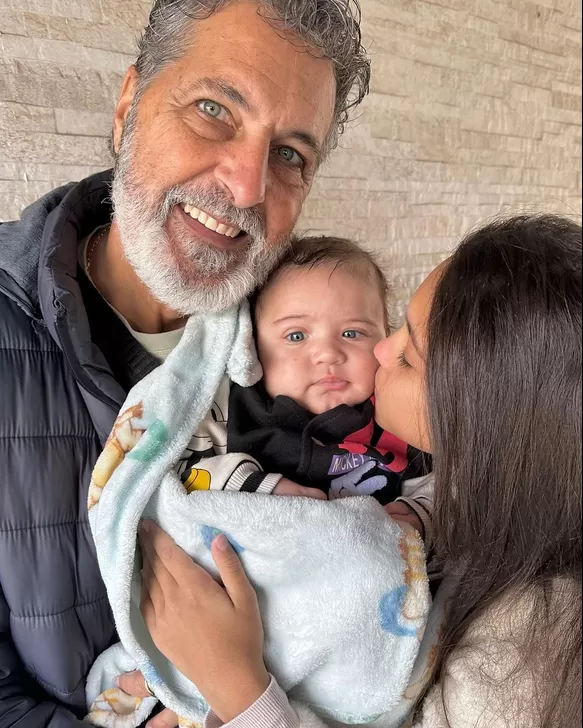 Papá de Ana Paula Consorte con sus nietos / Instagram