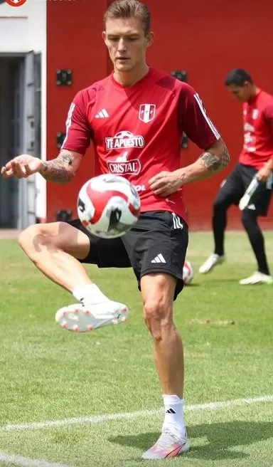 Oliver Sonne es el nuevo defensa de la Selección peruana de Fútbol, pero no siempre jugó al fútbol también fue actor y modelo / Foto: Instagram