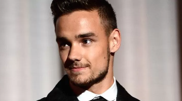 One Direction: Liam Payne finge felicidad cuando se toma fotos con fanáticas One Direction: Liam Payne finge felicidad cuando se toma fotos con fanáticas