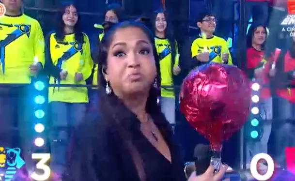 Katia Palma hizo de las suyas mientras Alejandra Baigorria era víctima de pesada broma. Foto: América TV Katia Palma hizo de las suyas mientras Alejandra Baigorria era víctima de pesada broma. Foto: América TV