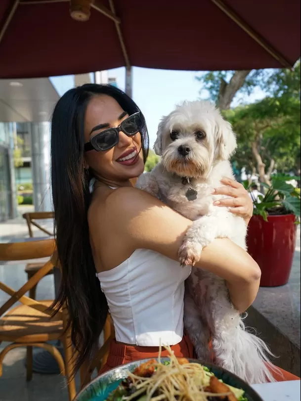 Onelia Molina junto a su mascota Nieve / Instagram