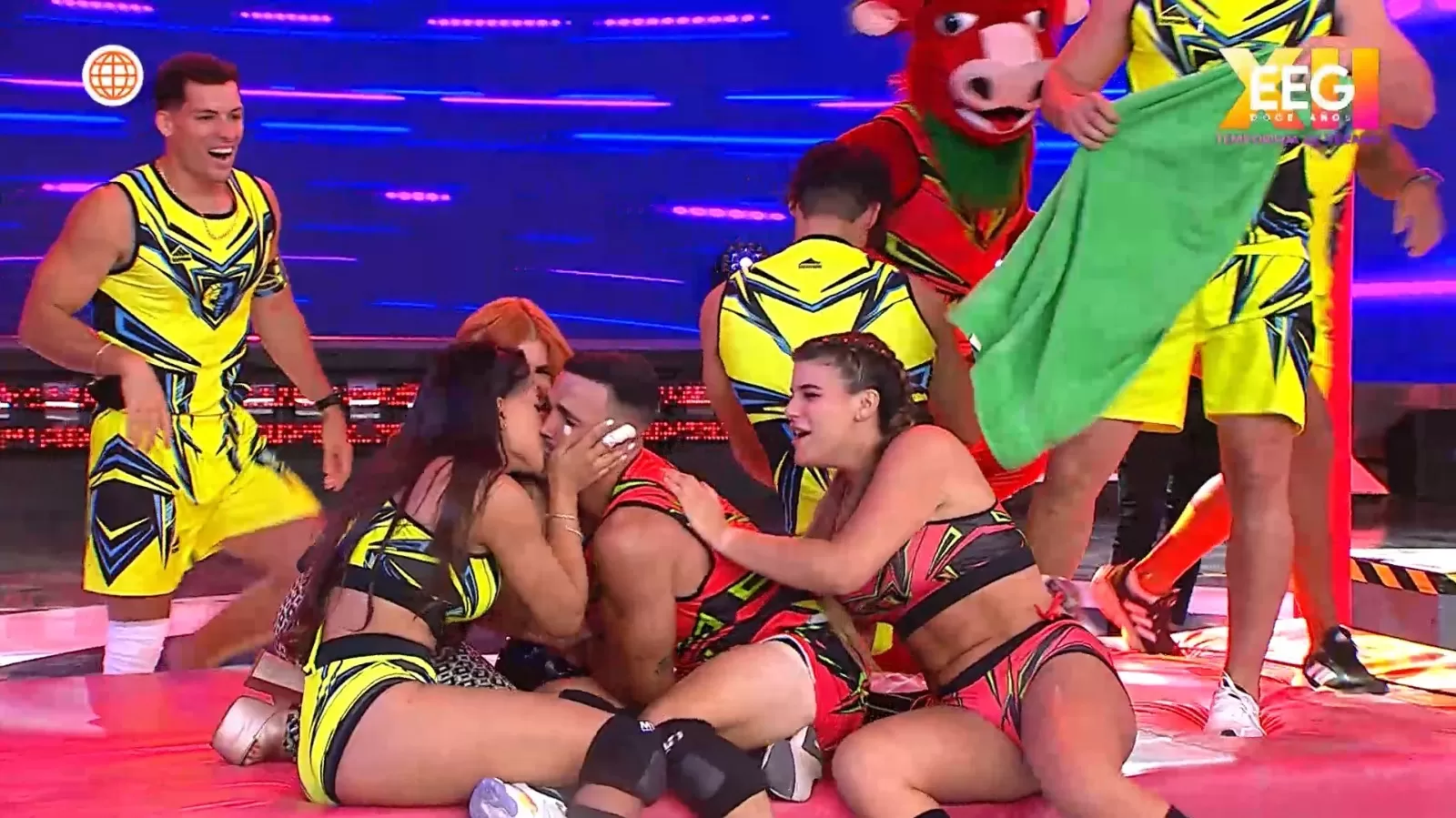 Onelia Molina felicitó a Mario Irivarren con un gran beso. Fuente: AméricaTV