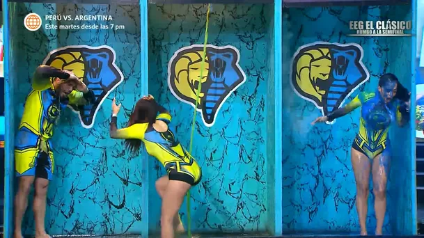 Rosángela salió de la ducha antes y los guerreros perdieron puntos. Fuente: AméricaTV Rosángela salió de la ducha antes y los guerreros perdieron puntos. Fuente: AméricaTV