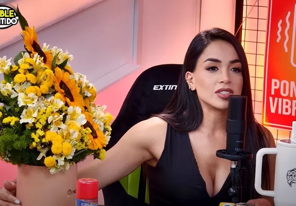 Mario Irivarren llegó tarde con las flores amarillas, pero igual derritió a Onelia Molina en pleno podcast. Foto: Doble Sentido