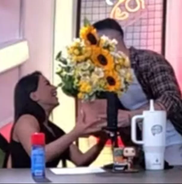 Mario Irivarren llegó tarde con las flores amarillas, pero igual derritió a Onelia Molina en pleno podcast. Foto: Doble Sentido