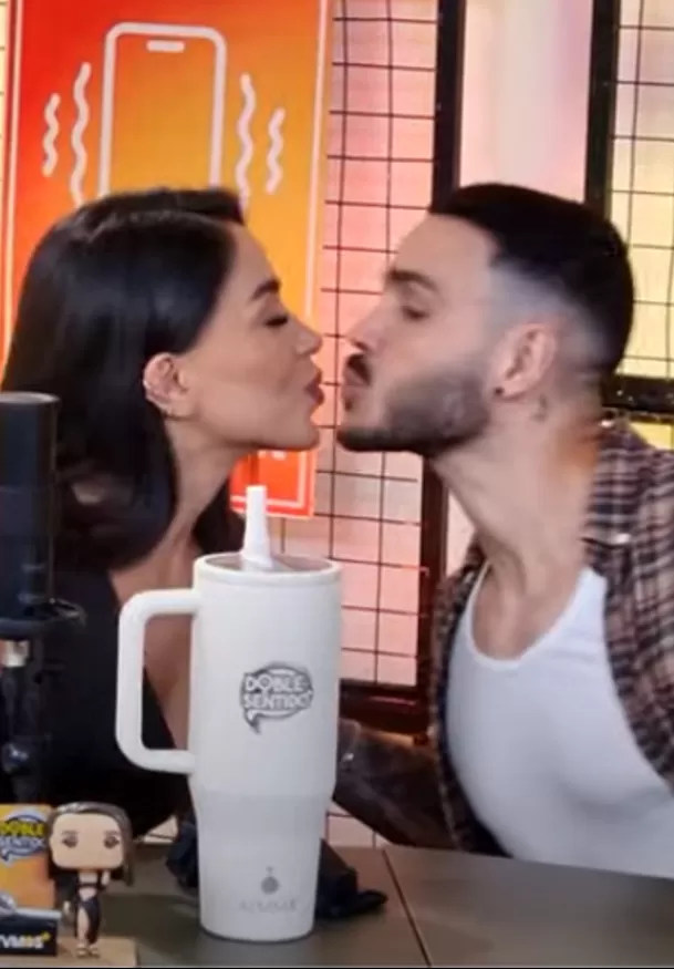 Entre bromas y risas, Mario Irivarren apareció con flores amarillas tardías y conquistó a Onelia frente a todos. Foto:  Doble Sentido.