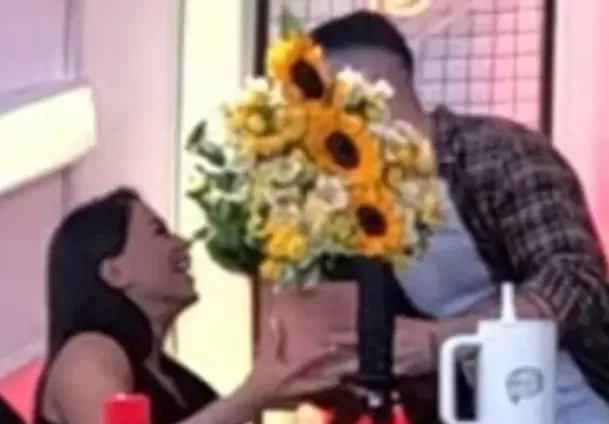 Mario Irivarren sorprendió a Onelia Molina con flores amarillas / Captura 