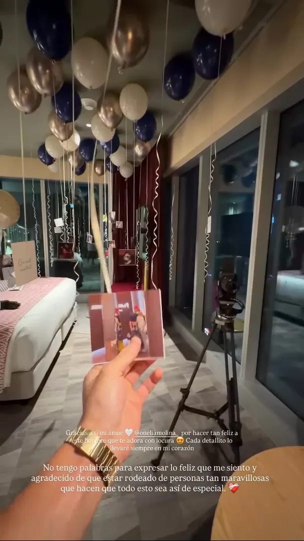 Onelia Molina sorprende a Kevin Díaz por su cumpleaños con una romántica y lujosa celebración en una suite de hotel, decorada con globos, fotografías de ambos y regalos personalizados. El integrante de Esto es Guerra quedó emocionado y le dedicó un mensaje de agradecimiento a su pareja. Video: Instagram @kevinnoriel23 Onelia Molina sorprende a Kevin Díaz por su cumpleaños con una romántica y lujosa celebración en una suite de hotel, decorada con globos, fotografías de ambos y regalos personalizados. El integrante de Esto es Guerra quedó emocionado y le dedicó un mensaje de agradecimiento a su pareja. Video: Instagram @kevinnoriel23
