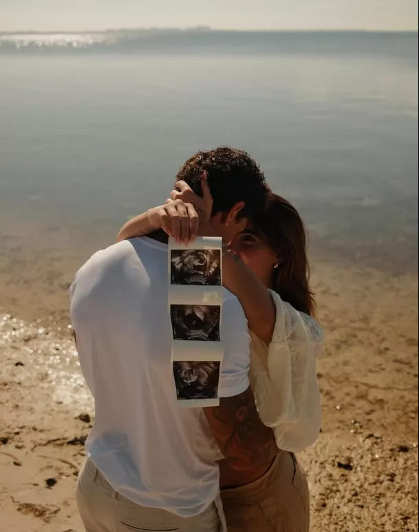 Hugo García e Isabella Ladera confirmaron que esperan su primer hijo juntos con una emotiva publicación en la playa. Foto: Instagram