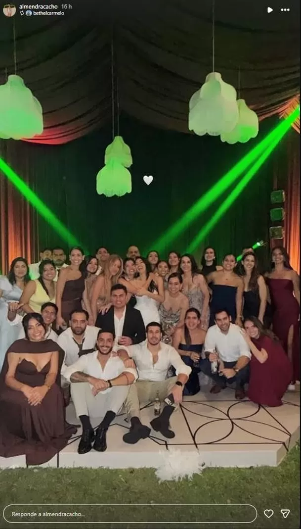 Almendra Cacho compartió fotografía junto a Mario Irivarren y su grupo de amigos en el día de su boda / IG: almendracacho Almendra Cacho compartió fotografía junto a Mario Irivarren y su grupo de amigos en el día de su boda / IG: almendracacho