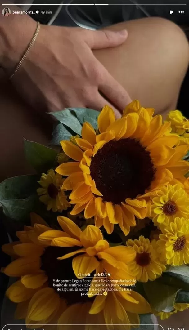 Onelia Molina se derrite de amor y presume flores amarillas que le regaló Kevin Díaz / IG: oneliamolina_ Onelia Molina se derrite de amor y presume flores amarillas que le regaló Kevin Díaz / IG: oneliamolina_