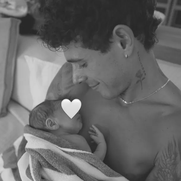 Hugo García con el pequeño Koa / IG: @hugogarcia