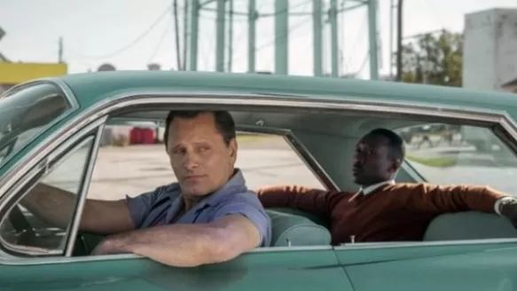 Green Book cuenta la singular amistad entre un ch&oacute;fer blanco (Mortensen) y un pianista negro (Ali, que se ha alzado con el &Oacute;scar a mejor actor secundario). (Foto: Universal Pictures)