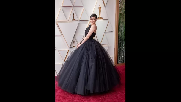 La actriz Sofia Carson posa en la alfombra roja a su llegada a la entrega de los Premios Óscar hoy, en el Teatro Dolby de Los Ángeles, California (EE.UU.).  Fuente: EFE/ Javier Rojas