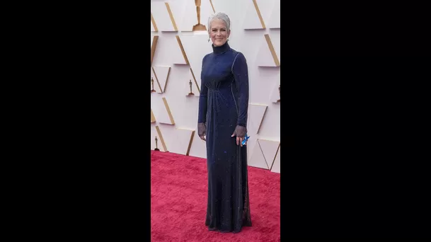 La actriz Jamie Lee Curtis posa en la alfombra roja a su llegada a la entrega de los Premios Óscar hoy, en el Teatro Dolby de Los Ángeles, California (EE.UU.). EFE/ Javier Rojas