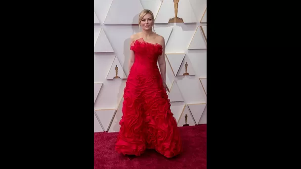 Kirsten Dunst posa en la alfombra roja a su llegada a la entrega de los Premios Óscar hoy, en el Teatro Dolby de Los Ángeles, California (EE.UU.). EFE/ Javier Rojas