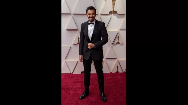 Eugenio Derbez posa en la alfombra roja a su llegada a la entrega de los Premios Óscar hoy, en el Teatro Dolby de Los Ángeles, California (EE.UU.). EFE/ Javier Rojas