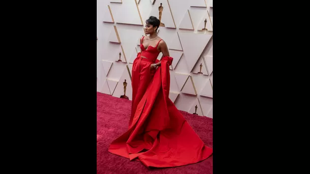 Ariana DeBose posa en la alfombra roja a su llegada a la entrega de los Premios Óscar hoy, en el Teatro Dolby de Los Ángeles, California (EE.UU.). EFE/ Javier Rojas