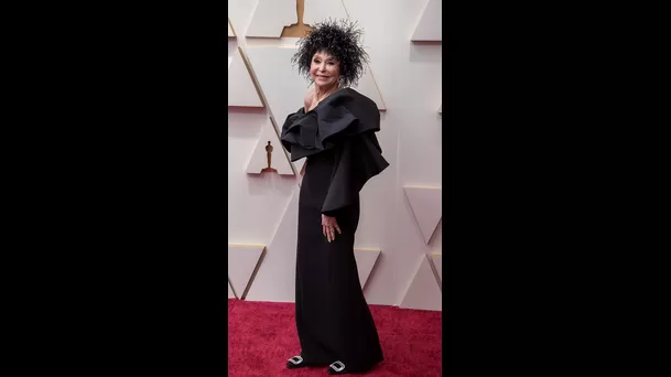 Rita Moreno posa en la alfombra roja a su llegada a la entrega de los Premios Óscar hoy, en el Teatro Dolby de Los Ángeles, California (EE.UU.). EFE/ Javier Rojas