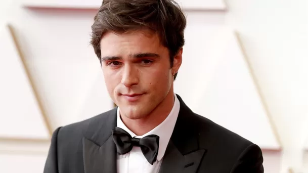 El actor Jacob Elordi posa en la alfombra roja a su llegada a la entrega de los Premios Óscar hoy, en el Teatro Dolby de Los Ángeles, California (EE.UU.). EFE/EPA/DAVID SWANSON