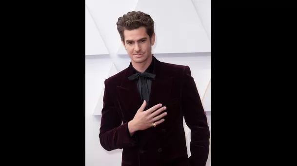 Andrew Garfield posa en la alfombra roja a su llegada a la entrega de los Premios Óscar hoy, en el Teatro Dolby de Los Ángeles, California (EE.UU.). EFE/ Javier Rojas