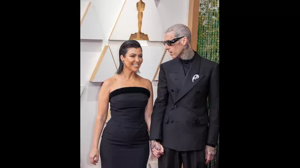 Kourtney Kardashian y Travis Barker posan en la alfombra roja a su llegada a la entrega de los Premios Óscar hoy, en el Teatro Dolby de Los Ángeles, California (EE.UU.). EFE/ Javier Rojas