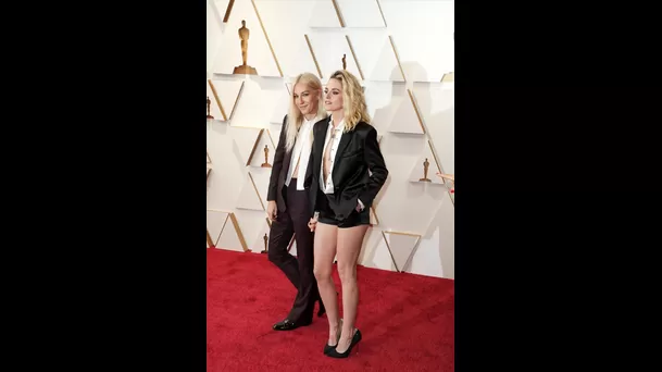 Kristen Stewart y su novia Dylan Meyer posan en la alfombra roja a su llegada a la entrega de los Premios Óscar hoy, en el Teatro Dolby de Los Ángeles, California (EE.UU.). EFE/EPA/DAVID SWANSON