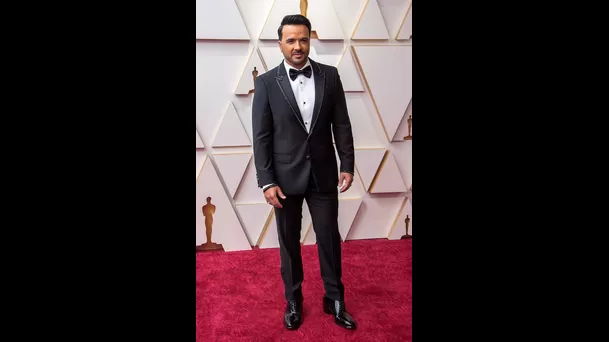  Luis Fonsi posa en la alfombra roja a su llegada a la entrega de los Premios Óscar hoy, en el Teatro Dolby de Los Ángeles, California (EE.UU.). EFE/ Javier Rojas