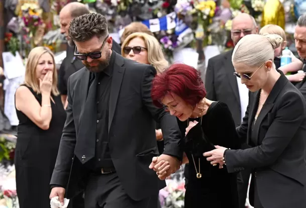 Sharon Osbourne y sus hijos conmovidos durante funeral de Ozzy Osbourne / AFP
