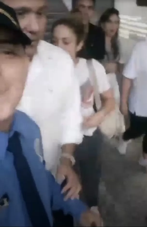 Un vigilante captó a Shakira al interior de la clínica donde se encuentra su padre/Foto: TikTok Un vigilante captó a Shakira al interior de la clínica donde se encuentra su padre/Foto: TikTok