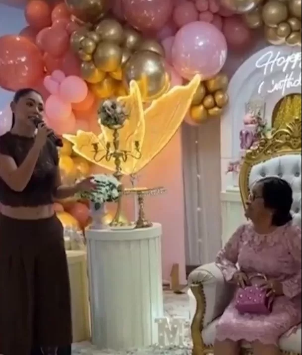 Pamela Franco le cantó "Amor eterno" a la abuela de Christian Cueva / Captura Pamela Franco le cantó "Amor eterno" a la abuela de Christian Cueva / Captura
