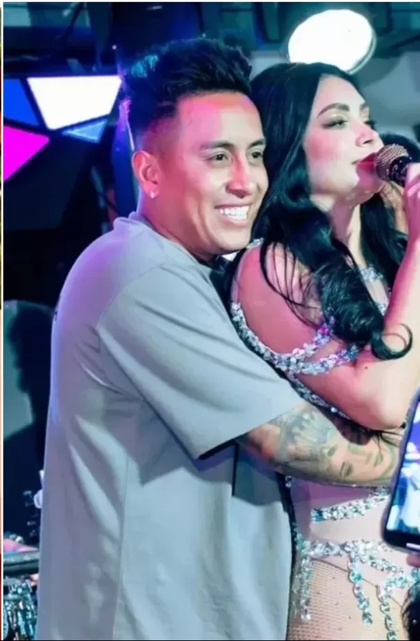 Franco le regaló una exclusiva bolsa de viaje de la marca Goyard a Cueva. Foto: Instagram