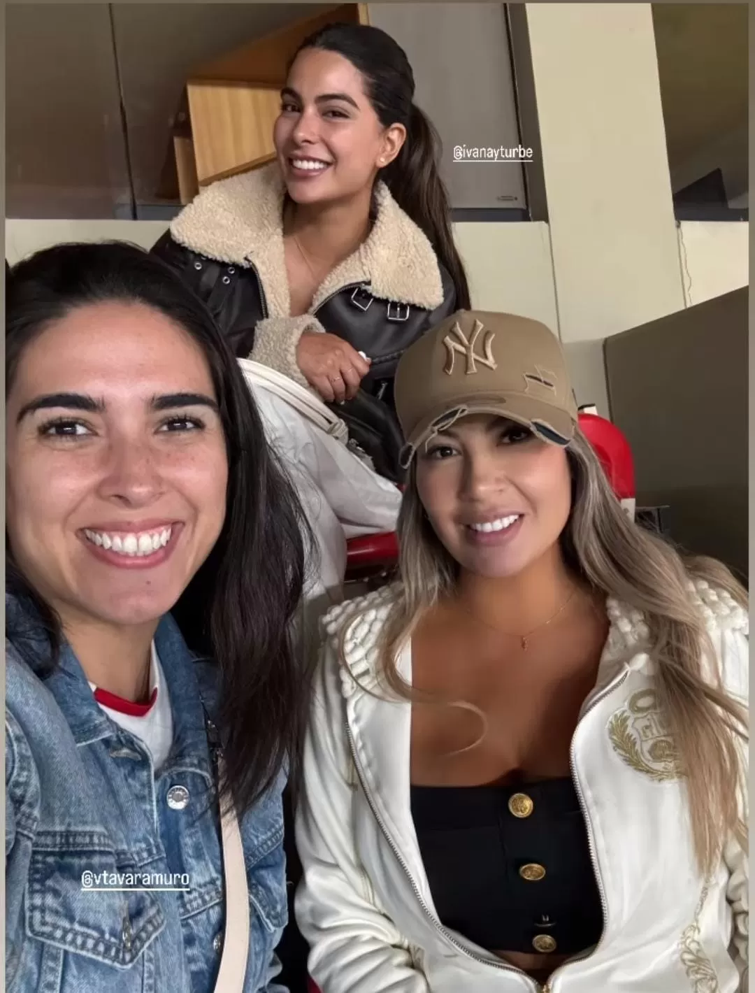 Pamela López junto a sus amigas en el Estadio Monumental. Fuente: Instagram