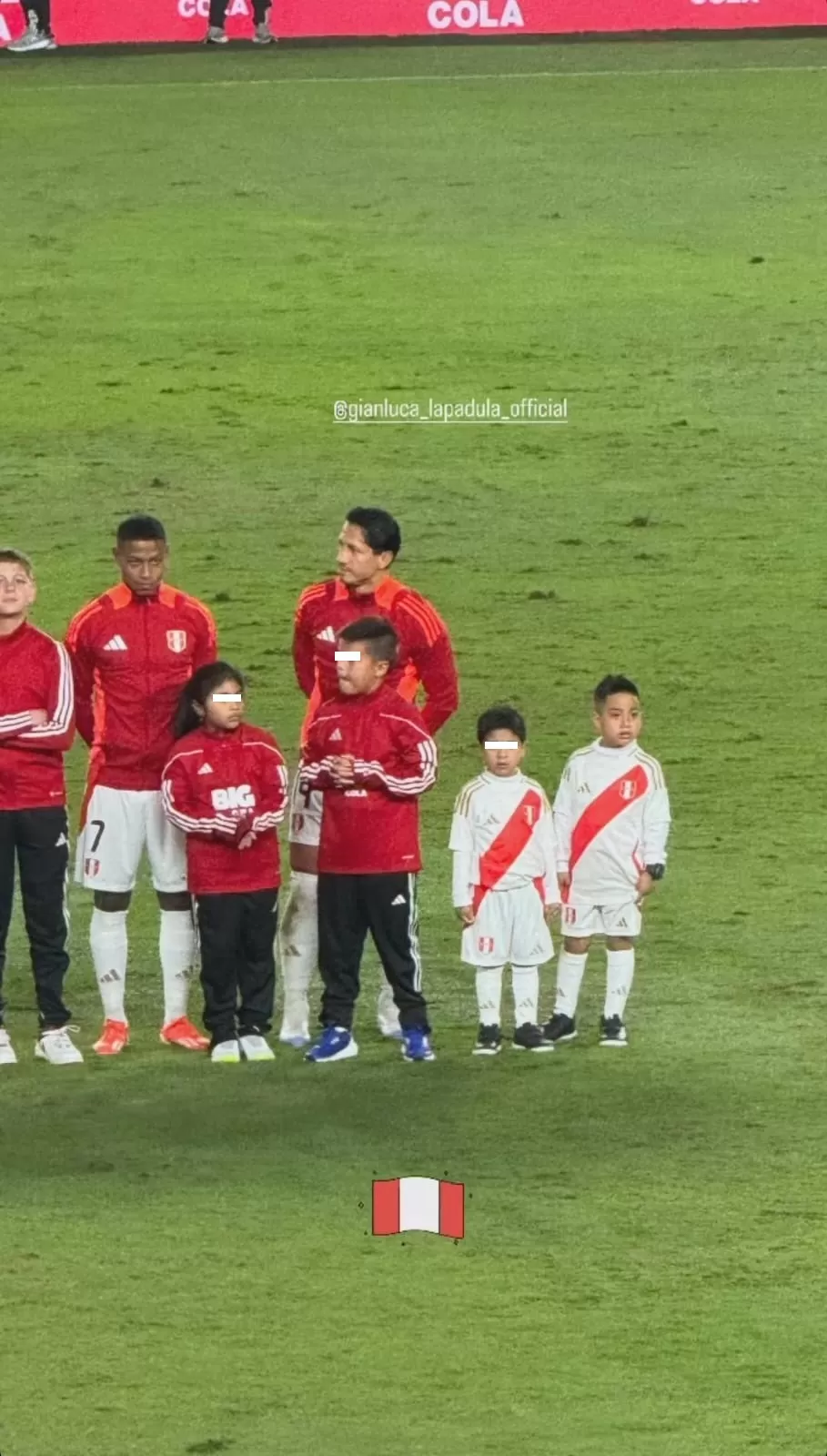 Pamela López se emocionó al ver a su hijo en el campo junto a Gianluca Lapadula. Fuente: Instagram