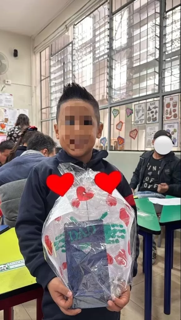 Hijo de Christian Cueva con regalo por el Día del Padre. Fuente: Instagram