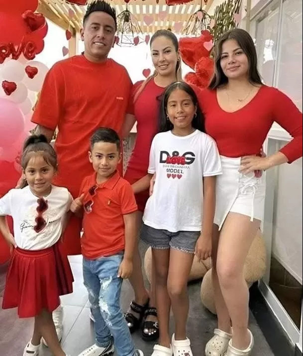 Christian Cueva junto a sus tres hijos y la hija mayor de Pamela López. Fuente: Instagram