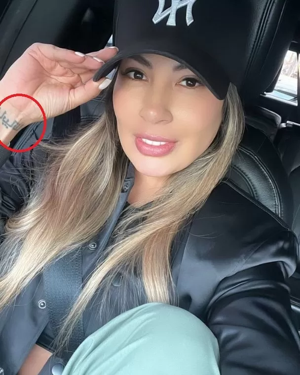 En la imagen de Pamela con la corona se aprecia la mano con el mismo tatuaje que  lleva en esta fotografía/Foto: Instagram