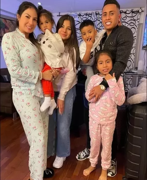 Christian Cueva con su hijos y la hija mayor de Pamela López. Fuente: Facebook