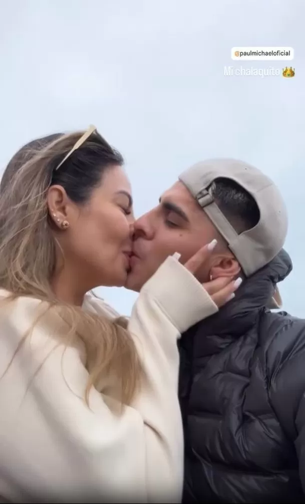 Pamela López sorprende al dar tremendo beso apasionado a Paul Michael. Fuente: Instagram
