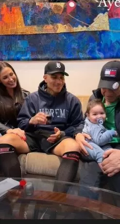 Paolo Guerrero y Ana Paula Consorte presentaron al pequeño Paolo André al padre del futbolista José Guerrero/Foto: Instagram